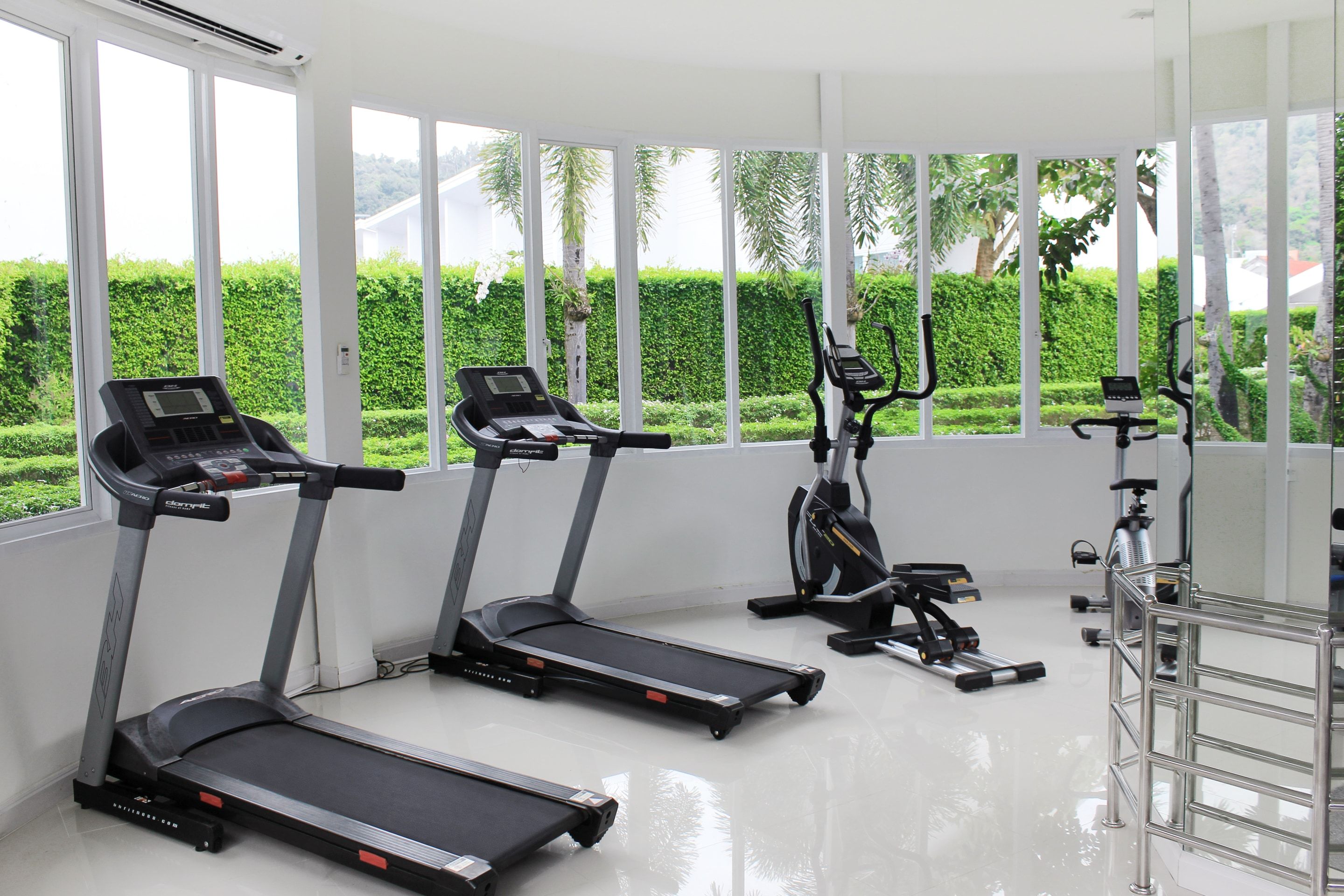Keep your own rhythm in the fitness room.